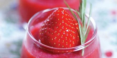 Dessert de fraises parfumé au romarin